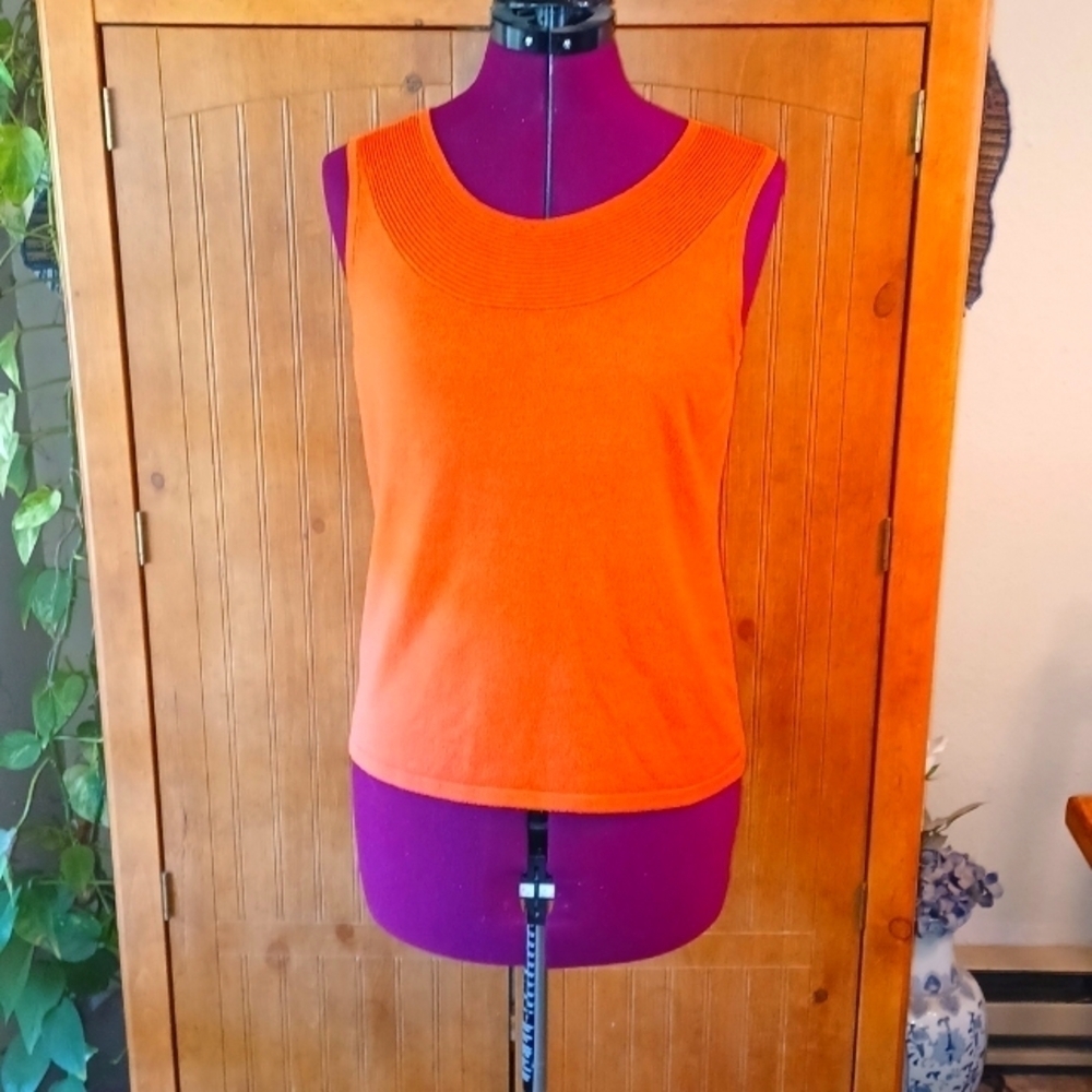 CABLE AND GUAGE TANK TOP SWEATER.